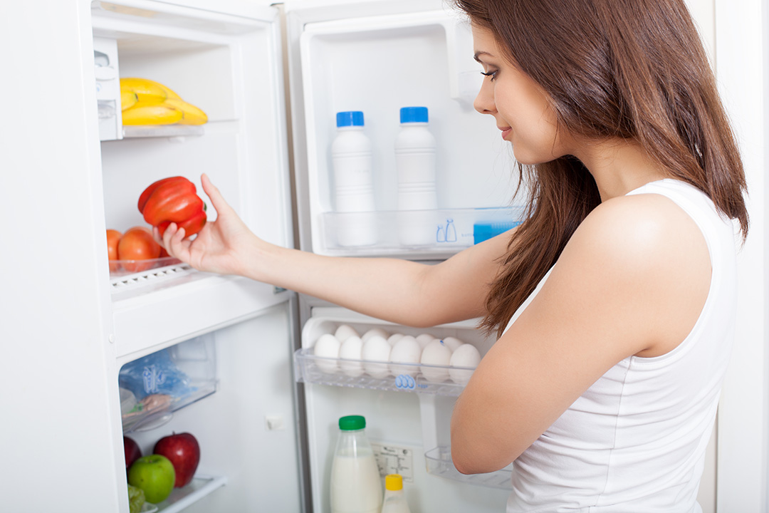 Woman-searching-in-her-fridge-36986125.jpg